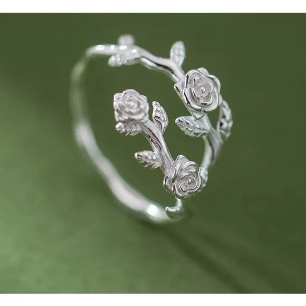 The delicate flower ring in sterling silver adjustable